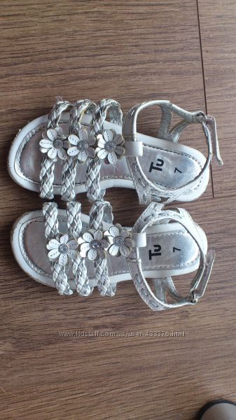 Распродажа обуви 2 для девочки. Размер стельки 15-16см.