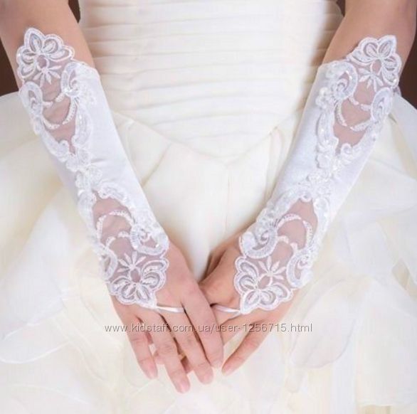 Кружевные перчатки свадебные белые средней длины